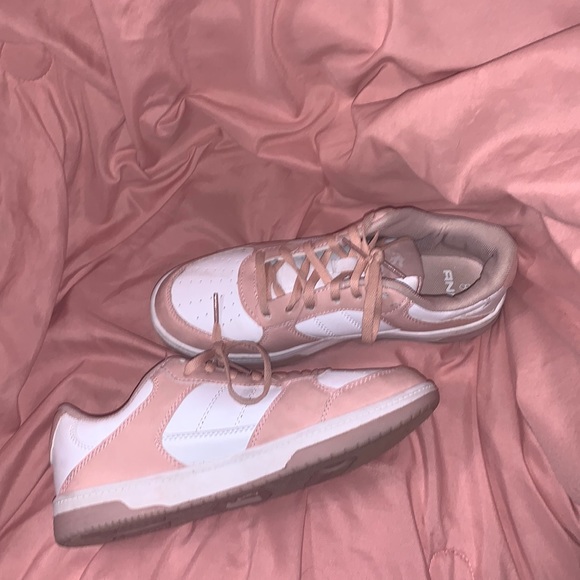 SHOES - Picture 5 of 5